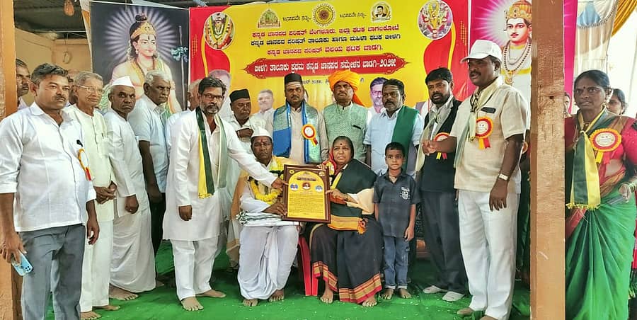 ಬೀಳಗಿ ತಾಲ್ಲೂಕಿನ ಬಾಡಗಿ ಗ್ರಾಮದ ಬಕ್ಕೇಶ್ವರ ಮಠದಲ್ಲಿ ಕನ್ನಡ ಜಾನಪದ ಪರಿಷತ್ ಹಮ್ಮಿಕೊಂಡಿದ್ದ ಬೀಳಗಿ ತಾಲ್ಲೂಕು ಪ್ರಥಮ ಕನ್ನಡ ಜಾನಪದ ಸಮ್ಮೇಳನದಲ್ಲಿ ಅಧ್ಯಕ್ಷ ಪುಂಡಲೀಕಪ್ಪ ಗಾಣಗೇರ ಅವರನ್ನು ಅಭಿನಂದನಾ ಪತ್ರ ನೀಡಿ ಸನ್ಮಾನಿಸಿದರು