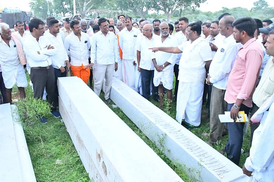 ಮೈಸೂರು ಜಿಲ್ಲೆ ನಂಜನಗೂಡು ತಾಲ್ಲೂಕಿನ ಹದಿನಾರು ಗ್ರಾಮ ಬಳಿಯ ಬಿಳಿಕೆರೆ ಮಹದೇಶ್ವರ ದೇವಸ್ಥಾನದ ಅಭಿವೃದ್ಧಿ ಕಾಮಗಾರಿಯನ್ನು ಜಿಲ್ಲಾ ಉಸ್ತುವಾರಿ ಸಚಿವ ಡಾ.ಎಚ್.ಸಿ. ಮಹದೇವಪ್ಪ ವೀಕ್ಷಿಸಿದ್ದ ದೃಶ್ಯ