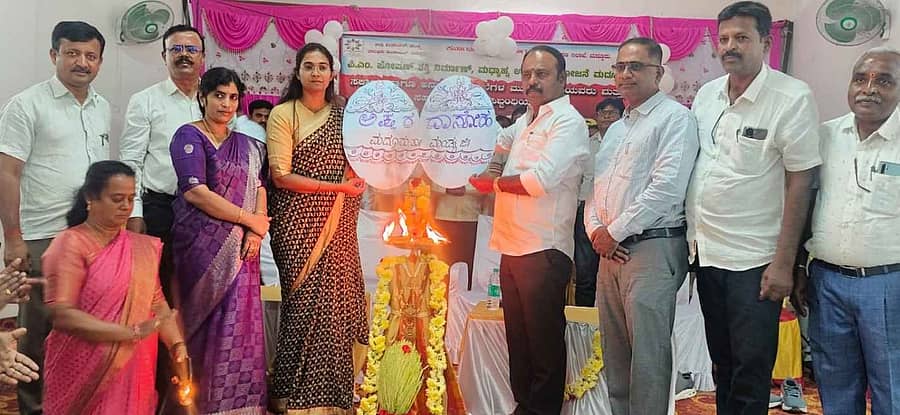 <div class="paragraphs"><p>ಮದ್ದೂರು ಪಟ್ಟಣದ ಅಂಬೇಡ್ಕರ್ ಭವನದಲ್ಲಿ ಶನಿವಾರ ನಡೆದ ಸರ್ಕಾರಿ ಶಾಲೆಗಳು ಹಾಗೂ ಅನುದಾನಿತ ಶಾಲೆಗಳ ಮಧ್ಯಾಹ್ನದ ಬಿಸಿಯೂಟದ ಮುಖ್ಯ ಅಡುಗೆಯವರು </p></div>