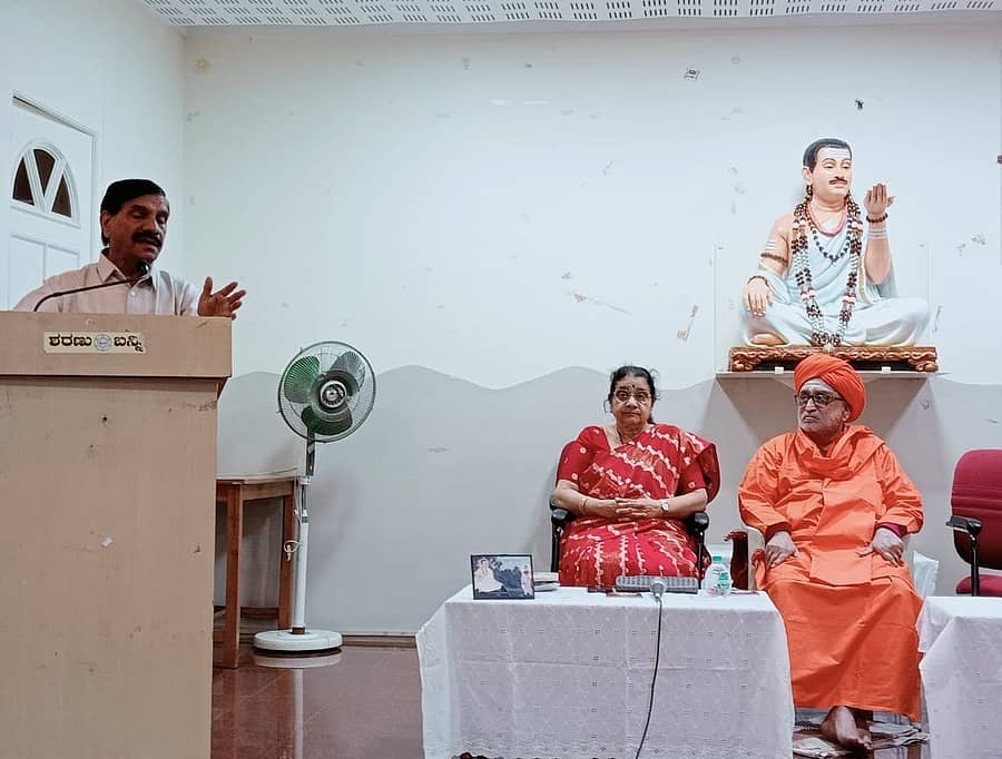 ಬೆಳಗಾವಿಯ ಲಿಂಗಾಯತ ಭವನದಲ್ಲಿ ನಡೆದ ಕಾರ್ಯಕ್ರಮದಲ್ಲಿ ಪಿ.ಜಿ.ಕೆಂಪಣ್ಣವರ ಮಾತನಾಡಿದರು