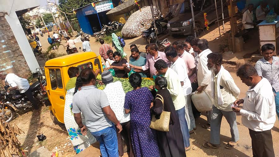 ವರ್ತಕನೊಬ್ಬ ವಾಹನವೊಂದರಲ್ಲಿ ತುಂಬಿ ತಂದಿದ್ದ ಅವರೆ ಖರೀದಿಸಲು ವಿಜಯಪುರ ಟೌನ್ ಹಾಲ್ ಸರ್ಕಲ್ನಲ್ಲಿ ಮುಗಿಬಿದ್ದ ಗ್ರಾಹಕರು.