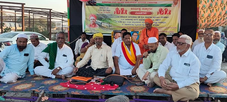 ಪರಮಾನಂದವಾಡಿ ಸಮೀಪದ ಕುಡಚಿಯ ರೈಲ್ವೆ ನಿಲ್ದಾಣ ಬಳಿ ರಾಜ್ಯ ರೈಲ್ವೆ ಅಭಿವೃದ್ಧಿ ಹೋರಾಟ ಸಮಿತಿ ಸದಸ್ಯರು ಧರಣಿ ಮಾಡಿದರು