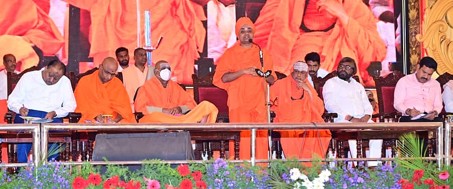 <div class="paragraphs"><p>ಮಳವಳ್ಳಿಯಲ್ಲಿ ಶನಿವಾರ ನಡೆದ ಸುತ್ತೂರು ಮಠದ ಶಿವರಾತ್ರೀಶ್ವರ ಶಿವಯೋಗಿಗಳ 1066ನೇ ಜಯಂತಿ ಮಹೋತ್ಸವದಲ್ಲಿ ಕೊಪ್ಪಳದ ಗವಿಮಠದ ಅಭಿನವ ಗವಿಸಿದ್ಧೇಶ್ವರ ಸ್ವಾಮೀಜಿ ಮಾತನಾಡಿದರು. ಶಂಕರ ಬಿದರಿ, ನಿಶ್ಚಲಾನಂದನಾಥ ಸ್ವಾಮೀಜಿ, ಮುಮ್ಮಡಿ ನಿರ್ವಾಣ ಸ್ವಾಮೀಜಿ, ಸುತ್ತೂರು ಮಠದ ಶಿವರಾತ್ರಿ ದೇಶಿಕೇಂದ್ರ ಸ್ವಾಮೀಜಿ, ಸ</p></div>