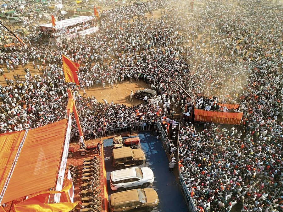 ಮಹಾರಾಷ್ಟ್ರದ ಸಾಂಗ್ಲಿ ಜಿಲ್ಲೆಯ ಬೋರಗಾಂವ್ನಲ್ಲಿ ನಡೆದ ಎತ್ತುಗಳ ಓಟದ ಸ್ಪರ್ಧೆ ವೀಕ್ಷಿಸಲು ಅಪಾರ ಸಂಖ್ಯೆಯಲ್ಲಿ ಜನರು ಸೇರಿದ್ದರು