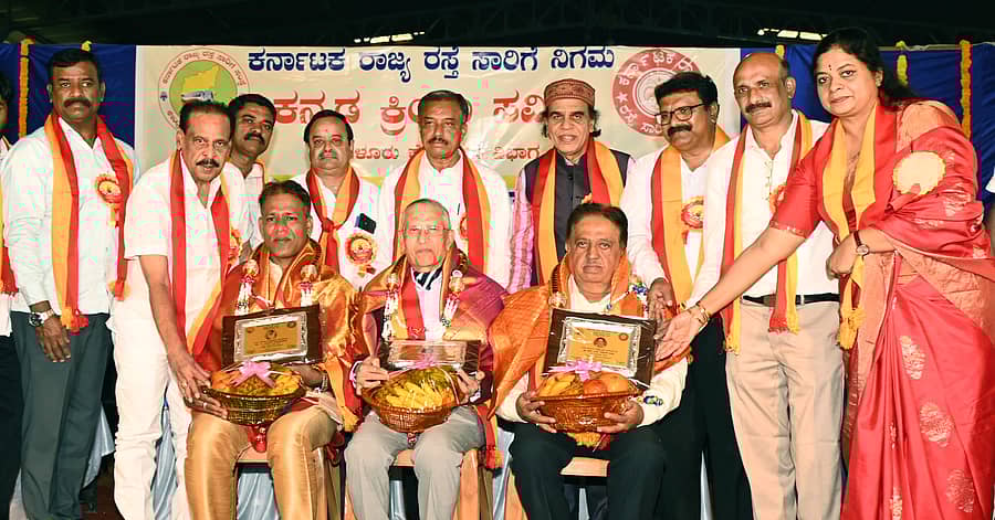 ಕರ್ನಾಟಕ ರಾಜ್ಯೋತ್ಸವ ಕಾರ್ಯಕ್ರಮದಲ್ಲಿ ಖಾಸೀಮ್ ಮಲ್ಲಿಗೆಮಡುವು, ಡಿ.ವಿ. ಗುರುಪ್ರಸಾದ್, ಎಚ್.ಎನ್. ರಮೇಶ್ಬಾಬು ಅವರಿಗೆ ಕನ್ನಡಶ್ರೀ ಪ್ರಶಸ್ತಿ ನೀಡಿ ಗೌರವಿಸಲಾಯಿತು. ಪ್ರಜಾವಾಣಿ ಚಿತ್ರ