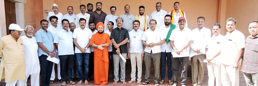 ಬೈಲಹೊಂಗಲ ಜಿಲ್ಲೆ ಮಾಡುವಂತೆ ಒತ್ತಾಯಿಸಿ ಬೈಲಹೊಂಗಲ ನಗರದ ಮೂರುಸಾವಿರ ಮಠದಲ್ಲಿ ಶನಿವಾರ ಪ್ರಭುನೀಲಕಂಠ ಸ್ವಾಮೀಜಿ ಅವರ ಸಾನಿಧ್ಯದಲ್ಲಿ ಹೋರಾಟಗಾರರ ಸಭೆ ನಡೆಯಿತು