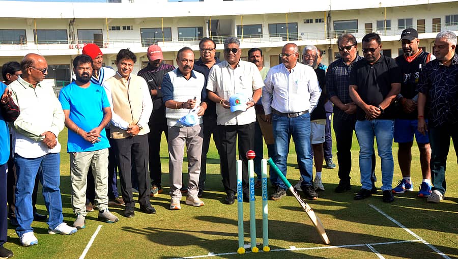 ಹುಬ್ಬಳ್ಳಿಯ ರಾಜನಗರದ ಕರ್ನಾಟಕ ರಾಜ್ಯ ಕ್ರಿಕೆಟ್ ಸಂಸ್ಥೆ (ಕೆಎಸ್ಸಿಎ) ಮೈದಾನದಲ್ಲಿ ಶನಿವಾರ ನಡೆದ ಕೆಎಸ್ಸಿಎ ಧಾರವಾಡ ವಲಯ 1ನೇ ಡಿವಿಸನ್ ಲೀಗ್ ಪಂದ್ಯಕ್ಕೆ ಹಿರಿಯ ಕ್ರಿಕೆಟರ್ ಶಾಂತಾರಾಮ ಶೆಟ್ಟಿ ಚಾಲನೆ ನೀಡಿದರು. (ಕೆಎಸ್ಸಿಎ) ಧಾರವಾಡ ವಲಯ ನಿಮಂತ್ರಕ ವೀರಣ್ಣ ಸವಡಿ ಹಾಗೂ ಪ್ರಮುಖರು ಹಾಜರಿದ್ದರು