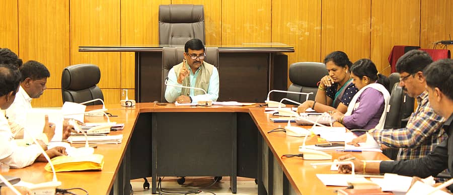 ಚಿತ್ರದುರ್ಗದಲ್ಲಿ ಶನಿವಾರ ಹಮ್ಮಿಕೊಂಡಿದ್ದ ಪ್ರಗತಿ ಪರಿಶೀಲನಾ ಸಭೆಯಲ್ಲಿ ಹೆಚ್ಚುವರಿ ಜಿಲ್ಲಾಧಿಕಾರಿ ಬಿ.ಟಿ.ಕುಮಾರಸ್ವಾಮಿ ಮಾತನಾಡಿದರು