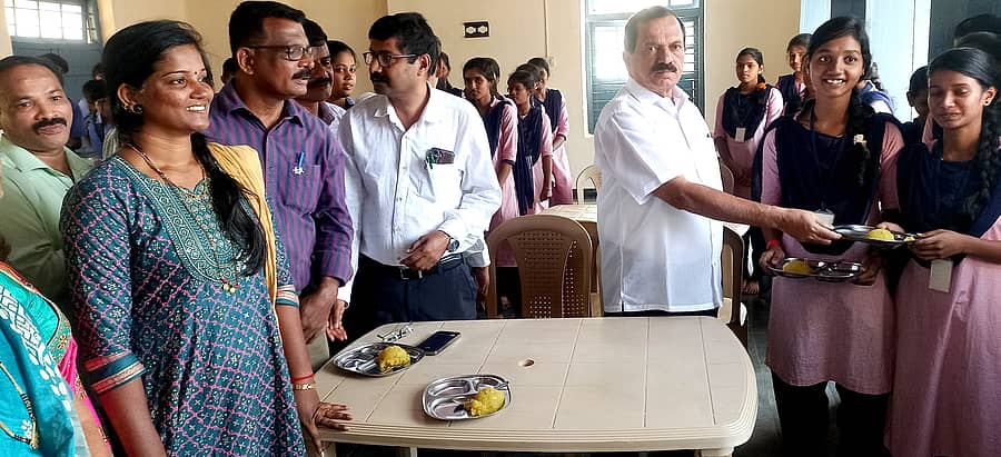 ಕುಮಟಾದ ಹನುಮಂತ ಬೆಣ್ಣೆ ನೆಲ್ಲಿಕೆರಿ ಸರ್ಕಾರಿ ಪದವಿ ಪೂರ್ವ ಕಾಲೇಜಿನಲ್ಲಿ ಆರಂಭಿಸಿದ ರಿಯಾಯತಿ ದರದ ಕ್ಯಾಂಟೀನ್ಲ್ಲಿ ಶಾಸಕ ದಿನಕರ ಶೆಟ್ಟಿ ಅವರು ವಿದ್ಯಾರ್ಥಿಗಳಿಗೆ ತಿಂಡಿ ವಿತರಿಸಿದರು