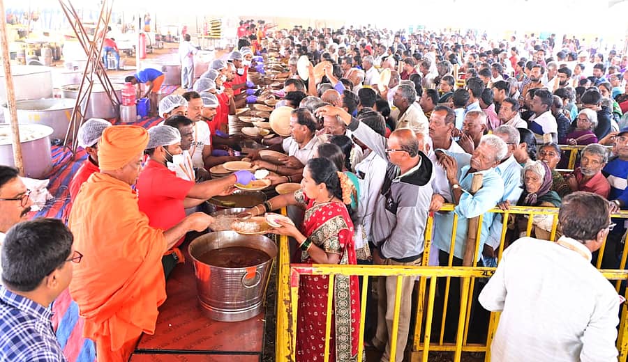 ಮಳವಳ್ಳಿ ಪಟ್ಟಣದ ಶಾಂತಿ ಕಾಲೇಜು ಮುಂಭಾಗದ ಪ್ರದೇಶದಲ್ಲಿ ನಡೆಯುತ್ತಿರುವ ಸುತ್ತೂರು ಶಿವರಾತ್ರೀಶ್ವರ ಶಿವಯೋಗಿಯವರ 1066ನೇ ಜಯಂತ್ಯುತ್ಸವದಲ್ಲಿ ಭಕ್ತರಿಗೆ ದಾಸೋಹ ವ್ಯವಸ್ಥೆ ಕಲ್ಪಿಸಲಾಗಿದೆ (ಎಡ ಚಿತ್ರ). ಮಳವಳ್ಳಿ ಪಟ್ಟಣದ ಪೇಟೆ ಗಂಗಾಮತ ಬೀದಿಯಲ್ಲಿ ಶನಿವಾರ ಶಿವರಾತ್ರೀಶ್ವರ ಶಿವಯೋಗಿಯವರ ಜಯಂತ್ಯುತ್ಸವದ ಭಾವೈಕ್ಯತಾ ಯಾತ್ರೆಯು ಸಾಗಿತು