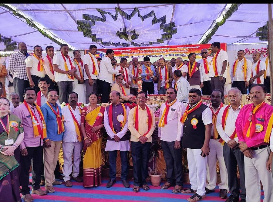 ಗುಬ್ಬಿ ತಾಲ್ಲೂಕು ಸಾಹಿತ್ಯ ಸಮ್ಮೇಳನಕ್ಕೆ ಚಾಲನೆ ನೀಡಿದ ಗಣ್ಯರು