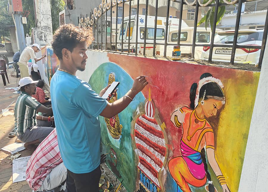 ಕಾರವಾರ ನಗರಸಭೆಯ ಆವರಣಗೋಡೆಯ ಮೇಲೆ ಕಲಾವಿದರು ಚಿತ್ರ ಬಿಡಿಸಿದರು