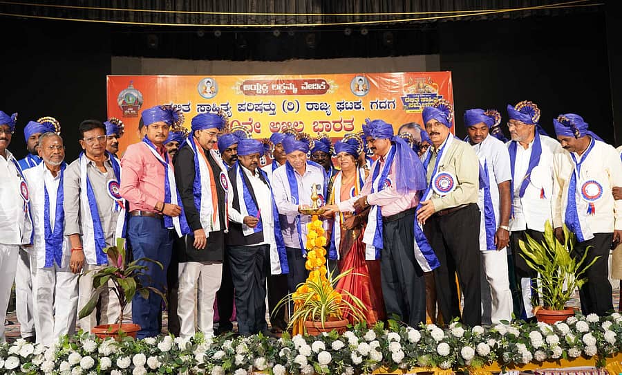 ರಾಯಚೂರಿನಲ್ಲಿ ಶನಿವಾರ ಹನ್ನೊಂದನೆಯ ಅಖಿಲ ಭಾರತ ದಲಿತ ಸಾಹಿತ್ಯ ಸಮ್ಮೇಳನವನ್ನು ಸಾಹಿತಿ ಪ್ರೊ. ಬರಗೂರು ರಾಮಚಂದ್ರಪ್ಪ ಉದ್ಘಾಟಿಸಿದರು. ಸರ್ವಾಧ್ಯಕ್ಷೆ ಜಯದೇವಿ ಗಾಯಕವಾಡ, ಸಂಸದ ಜಿ.ಕುಮಾರನಾಯಕ, ಶಾಸಕ ಶಿವರಾಜ ಪಾಟೀಲ, ಪ್ರೊ.ಎಚ್.ಟಿ.ಪೋತೆ, ಸಾಹಿತಿ ಎಲ್.ಹನುಮಂತಯ್ಯ, ಅರ್ಜುನ ಗೋಳಸಂಗಿ ಉಪಸ್ಥಿತರಿದ್ದರು