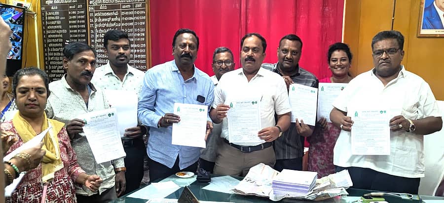 ಜನರಲ್ಲಿ ಜಾಗೃತಿ ಮೂಡಿಸುವ ಕರಪತ್ರಗಳನ್ನು ನಗರಸಭಾಧ್ಯಕ್ಷ ಕೆ.ಶೇಷಾದ್ರಿ ಬಿಡುಗಡೆ ಮಾಡಿದರು