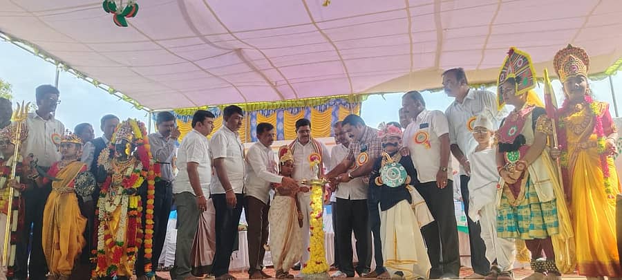 ಜಗಳೂರಿನಲ್ಲಿ ಶನಿವಾರ ನಡೆದ ತಾಲ್ಲೂಕು ಮಟ್ಟದ ಪ್ರತಿಭಾ ಕಾರಂಜಿ ಕಾರ್ಯಕ್ರಮಕ್ಕೆ ಶಾಸಕ ಬಿ. ದೇವೇಂದ್ರಪ್ಪ ಚಾಲನೆ ನೀಡಿದರು