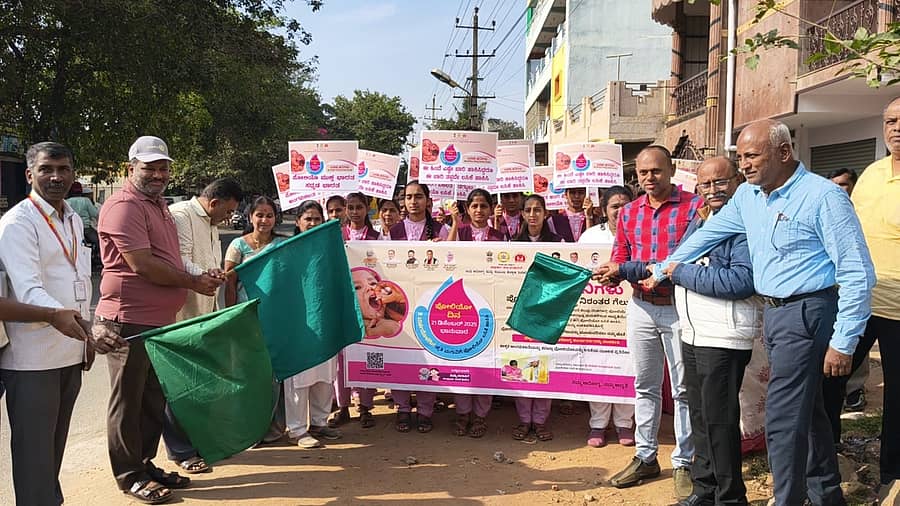 ಡಿ.21ರಂದು ನಡೆಯುವ ಪಲ್ಸ್ ಪೋಲಿಯೊ ಲಸಿಕಾ ಕಾರ್ಯಕ್ರಮದ ಬಗ್ಗೆ ಜಾಗೃತಿ ಮೂಡಿಸಲು ಶನಿವಾರ ನಗರದ ಆರೋಗ್ಯ ಕೇಂದ್ರದ ಬಳಿ ಆಯೋಜಿಸಿದ್ದ ಜಾಗೃತಿ ಜಾಥಾಗೆ ಜಿಲ್ಲಾ ಆರೋಗ್ಯ ಮತ್ತು ಕುಟುಂಬ ಕಲ್ಯಾಣ ಅಧಿಕಾರಿ ಡಾ.ಎಸ್.ಚಿದಂಬರ ಚಾಲನೆ ನೀಡಿದರು