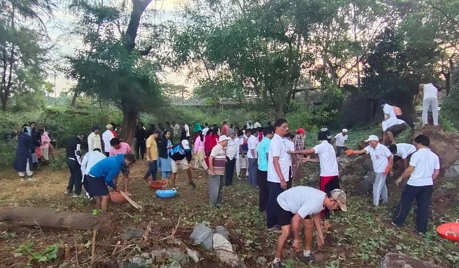 ಕಾರವಾರದ ಶಿಲ್ಪ ಉದ್ಯಾನದ ಬಳಿ ಪಹರೆ ವೇದಿಕೆ ಕಾರ್ಯಕರ್ತರು ಸ್ವಚ್ಛತಾ ಶ್ರಮದಾನ ನಡೆಸಿದರು