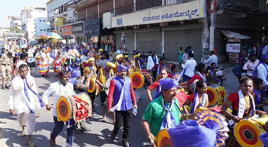ಹನ್ನೊಂದನೆಯ ಅಖಿಲ ಭಾರತ ದಲಿತ ಸಾಹಿತ್ಯ ಸಮ್ಮೇಳನದಲ್ಲಿ ಸರ್ವಾಧ್ಯಕ್ಷೆ ಜಯದೇವಿ ಗಾಯಕವಾಡ ಅವರನ್ನು ರಾಯಚೂರಿನ ಬಸವೇಶ್ವರ ವೃತ್ತದಿಂದ ರಂಗ ಮಂದಿರಕ್ಕೆ ಸಾರೋಟಿನಲ್ಲಿ ಕಲಾ ತಂಡಗಳ ಮೆರವಣಿಗೆಯಲ್ಲಿ ಕರೆ ತರಲಾಯಿತು