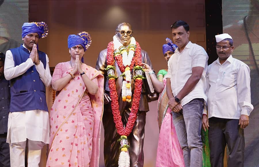 ಬೆಳಗಾವಿ ಗ್ರಾಮೀಣ ಕ್ಷೇತ್ರದ ದೇಸೂರ್ ಗ್ರಾಮದಲ್ಲಿ ಶುಕ್ರವಾರ ಸಂವಿಧಾನ ಶಿಲ್ಪಿ ಡಾ.ಬಾಬಾಸಾಹೇಬ್ ಅಂಬೇಡ್ಕರ್ ಅವರ ಮೂರ್ತಿ ಸಚಿವೆ ಲಕ್ಷ್ಮೀ ಹೆಬ್ಬಾಳಕರ ಅನಾವರಣಗೊಳಿಸಿದರು