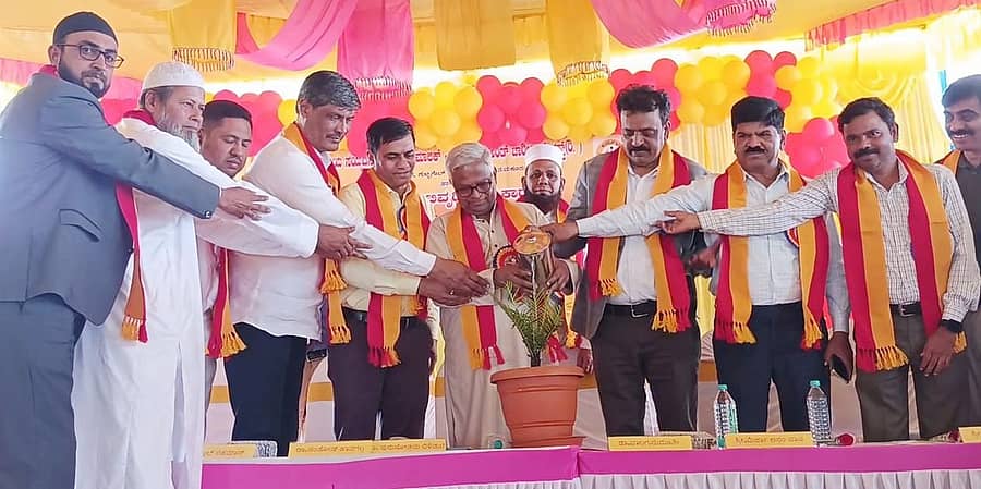 <div class="paragraphs"><p>ತುಮಕೂರಿನಲ್ಲಿ ಶನಿವಾರ ಕನ್ನಡ ಕಲಿಕಾ ಕೇಂದ್ರವನ್ನು ಕನ್ನಡ ಅಭಿವೃದ್ಧಿ ಪ್ರಾಧಿಕಾರದ ಅಧ್ಯಕ್ಷ ಪುರುಷೋತ್ತಮ ಬಿಳಿಮಲೆ ಉದ್ಘಾಟಿಸಿದರು. ಜಿಲ್ಲಾ ಕನ್ನಡ ಸಾಹಿತ್ಯ ಪರಿಷತ್ತು</p></div>