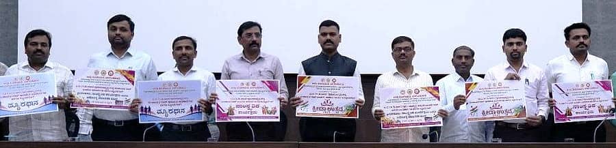 ಬಾಗಲಕೋಟೆ ಜಿಲ್ಲಾ ಪಂಚಾಯಿತಿ ನೂತನ ಸಭಾಭವನದಲ್ಲಿ ಆರ್ಡಿಪಿಆರ್ ಕ್ರೀಡಾಕೂಟ, ಸಾಂಸ್ಕೃತಿಕ ಕಾರ್ಯಕ್ರಮಗಳ ಪ್ರಚಾರದ ಕರಪತ್ರಗಳನ್ನು ಗಣ್ಯರು ಬಿಡುಗಡೆಗೊಳಿಸಿದರು