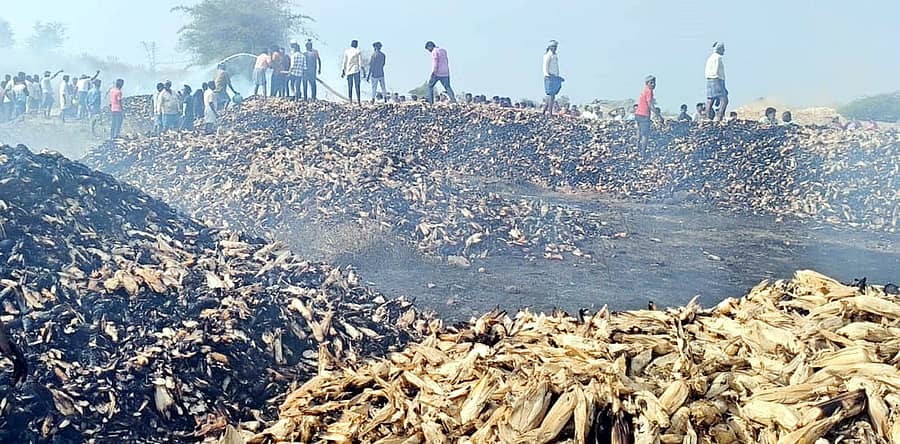 ಸವಣೂರು ತಾಲ್ಲೂಕಿನ ಹುರಳಿಕುಪ್ಪಿ ಗ್ರಾಮದಿಂದ ಕುರುಬರಮಲ್ಲೂರ ಗ್ರಾಮಕ್ಕೆ ತೆರಳುವ ರಸ್ತೆಯಲ್ಲಿರುವ ರೈತರ ಕಣದಲ್ಲಿ ಶನಿವಾರ ಆಕಸ್ಮಿಕವಾಗಿ ಬೆಂಕಿ ಅನಾಹುತ ಸಂಭವಿಸಿತು