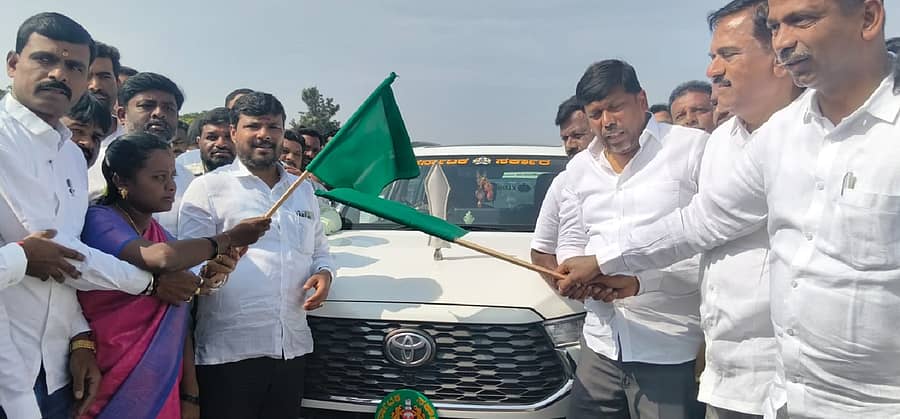 ಕೋಲಾರ ತಾಲ್ಲೂಕಿನ ನರಸಾಪುರ ಬಳಿ ರಾಷ್ಟೀಯ ಹೆದ್ದಾರಿ ಮೇಲ್ಸೇತುವೆಯನ್ನು ಶನಿವಾರ ಸಂಸದ ಎಂ.ಮಲ್ಲೇಶ್ ಬಾಬು ಉದ್ಘಾಟಿಸಿದರು