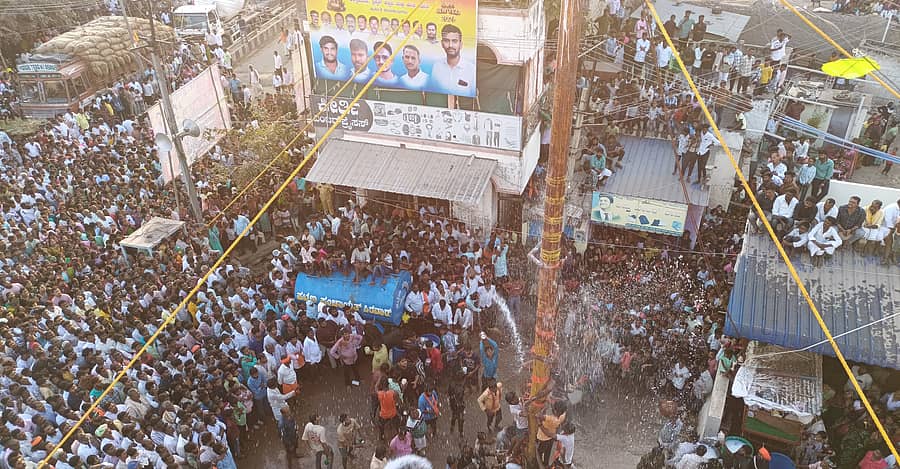 ಸಿರವಾರದಲ್ಲಿ ಶನಿವಾರ ಹಾಲುಗಂಬ ಉತ್ಸವ ನೋಡಲು ನೆರೆದಿದ್ದ ಭಕ್ತರು