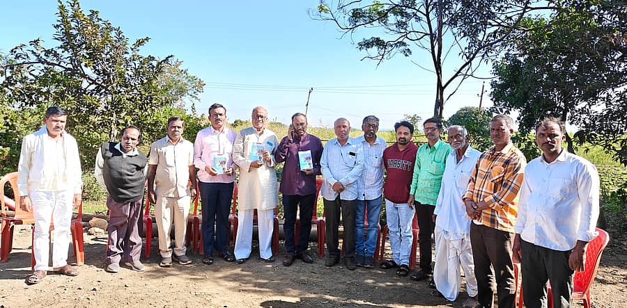 ಹುಲಸೂರ ತಾಲ್ಲೂಕಿನ ಗಡಿಗೌಡಗಾಂವನ ಧೂಳಪ್ಪ ಭರಮಶೆಟ್ಟೆ ಅವರ ತೋಟದಲ್ಲಿ ಎಳ್ಳ ಅಮಾವಾಸ್ಯೆ ಪ್ರಯುಕ್ತ ಬಸವಕಲ್ಯಾಣದ ಜಯದೇವಿತಾಯಿ ಲಿಗಾಡೆ ಪ್ರತಿಷ್ಠಾನದಿಂದ ಶುಕ್ರವಾರ ಹಮ್ಮಿಕೊಂಡಿದ್ದ ‘ರಂಗಭೂಮಿ, ಸಮಾಜ ಮತ್ತು ರಾಜಕಾರಣ’ ಕುರಿತ ಪ್ರತಿಷ್ಠಾನದ 95ನೇ ಉಪನ್ಯಾಸ ಸಮಾರಂಭ ನಡೆಯಿತು