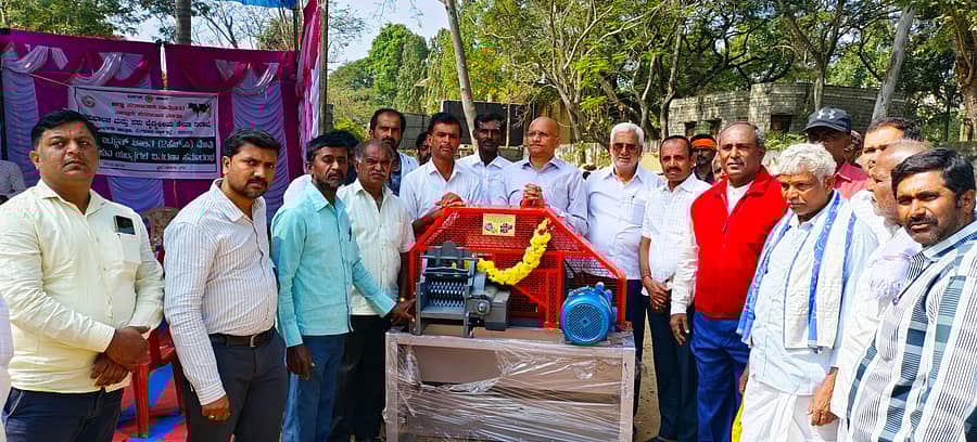 ಮಾಗಡಿಯಲ್ಲಿ ಪಶು ಇಲಾಖೆ ಆವರಣದಲ್ಲಿ ಸರ್ಕಾರದ ವತಿಯಿಂದ ಶೇ50ರಷ್ಟು ಸಬ್ಸಿಡಿ ದರದಲ್ಲಿ ವಿದ್ಯುತ್ ಚಾಲಿತ ಮೇವು ಕತ್ತರಿಸುವ ಯಂತ್ರವನ್ನು ಫಲಾನುಭವಿಗಳಿಗೆ ಬಮೂಲ್ ನಿರ್ದೇಶಕ ಎಚ್.ಎನ್.ಅಶೋಕ್ ವಿತರಣೆ ಮಾಡಿದರು. ಪಶು ಪಾಲನಾ ಇಲಾಖೆ ಸಹಾಯಕ ನಿರ್ದೇಶಕ ನಾಗಭೂಷಣ್, ತಾ.ಪಂ.ಇಒ ಜೈಪಾಲ್ ಜೊತೆಯಲ್ಲಿದ್ದರು