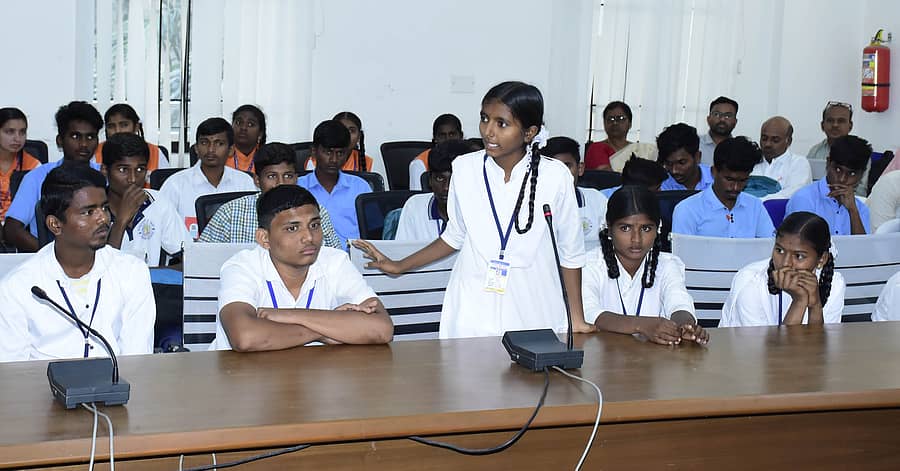 ಯಾದಗಿರಿಯಲ್ಲಿ ಶನಿವಾರ ನಡೆದ ರಾಜ್ಯ ಮಕ್ಕಳು ಹಕ್ಕುಗಳ ರಕ್ಷಣಾ ಆಯೋಗದ ಅಧ್ಯಕ್ಷರೊಂದಿಗೆ ಸಂವಾದ ಕಾರ್ಯಕ್ರಮದಲ್ಲಿ ಮಾತನಾಡಿದ ವಿದ್ಯಾರ್ಥಿನಿ