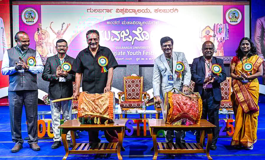 ಗುಲಬರ್ಗಾ ವಿಶ್ವವಿದ್ಯಾಲಯ ವ್ಯಾಪ್ತಿಯ ಅಂತರ ಮಹಾವಿದ್ಯಾಲಗಳ ಯುವಜನೋತ್ಸವಕ್ಕೆ ಬಹುಭಾಷಾ ನಟ ಪ್ರಕಾಶ್ ರಾಜ್ ಡೊಳ್ಳು ಬಾರಿಸುವ ಮೂಲಕ ಚಾಲನೆ ನೀಡಿದರು. ಕುಲಸಚಿವ (ಮಾಲ್ಯಮಾಪನ) ಪ್ರೊ. ಎನ್.ಜಿ.ಕಣ್ಣೂರ, ಕುಲಸಚಿವ ಪ್ರೊ.ರಮೇಶ ಲಂಡನಕರ್, ಕುಲಪತಿ ಪ್ರೊ.ಶಶಿಕಾಂತ ಎಸ್.ಉಡಿಕೇರಿ, ಪ್ರೊ.ಸಿದ್ದಪ್ಪ, ವಿತ್ತಾಧಿಕಾರಿ ಜಯಾಂಬಿಕ ಭಾಗವಹಿಸಿದ್ದರು ಪ್ರಜಾವಾಣಿ ಚಿತ್ರ