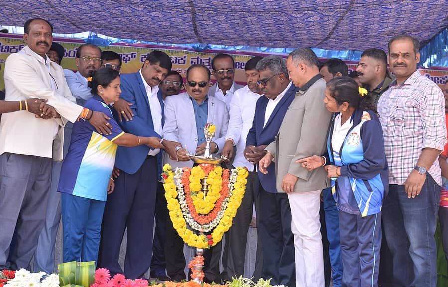 ಕೋಲಾರದಲ್ಲಿ ಶನಿವಾರ ಆರಂಭವಾದ 44ನೇ ರಾಜ್ಯ ಮಾಸ್ಟರ್ಸ್ ಅಥ್ಲೆಟಿಕ್ ಚಾಂಪಿಯನ್ಷಿಪ್ಗೆ ಗಣ್ಯರು ಚಾಲನೆ ನೀಡಿದರು