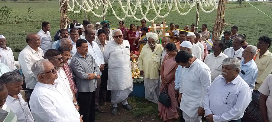 ರೋಣ ಪಟ್ಟಣದ ಸವಡಿ ರಸ್ತೆಯಲ್ಲಿರುವ ಪ್ರಗತಿಪರ ರೈತ ಮಲ್ಲಯ್ಯ ಮಹಾಪುರಷಮಠ ಅವರ ಜಮೀನಿನಲ್ಲಿ ನಡೆದ ಜವಾರಿ ತಳಿಗಳ ಕ್ಷೇತ್ರೋತ್ಸವ ಕಾರ್ಯಕ್ರಮದಲ್ಲಿ ಶಾಸಕ ಜಿ.ಎಸ್. ಪಾಟೀಲ ಮಾತನಾಡಿದರು