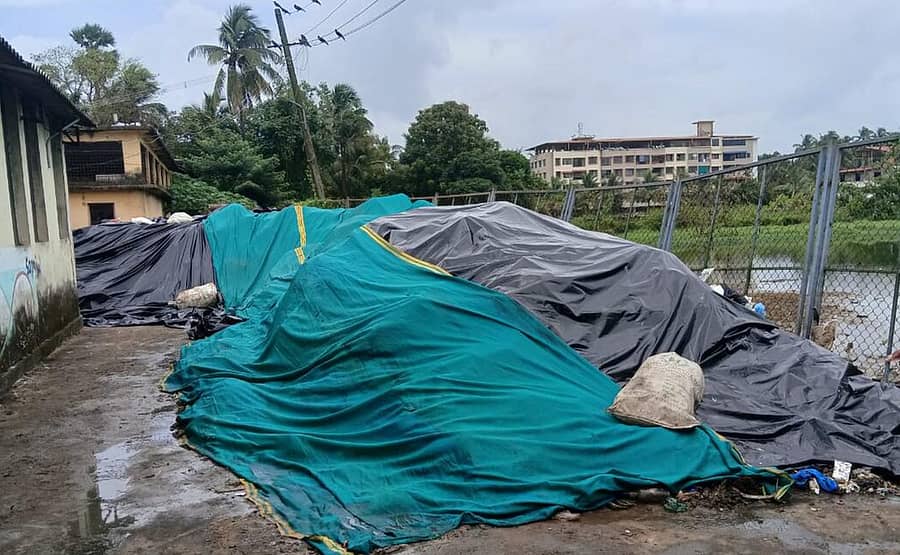 ಕಾರವಾರ ತಾಲ್ಲೂಕಿನ ಚಿತ್ತಾಕುಲ ಗ್ರಾಮ ಪಂಚಾಯಿತಿಯ ಸ್ವಚ್ಛತಾ ಸಂಕೀರ್ಣದಲ್ಲಿ ಸಂಗ್ರಹಿಸಿದ ಕಸಕ್ಕೆ ಪ್ಲಾಸ್ಟಿಕ್ ಹೊದಿಕೆ ಮುಚ್ಚಿಡಲಾಗಿದೆ
( ಸಂಗ್ರಹ ಚಿತ್ರ)