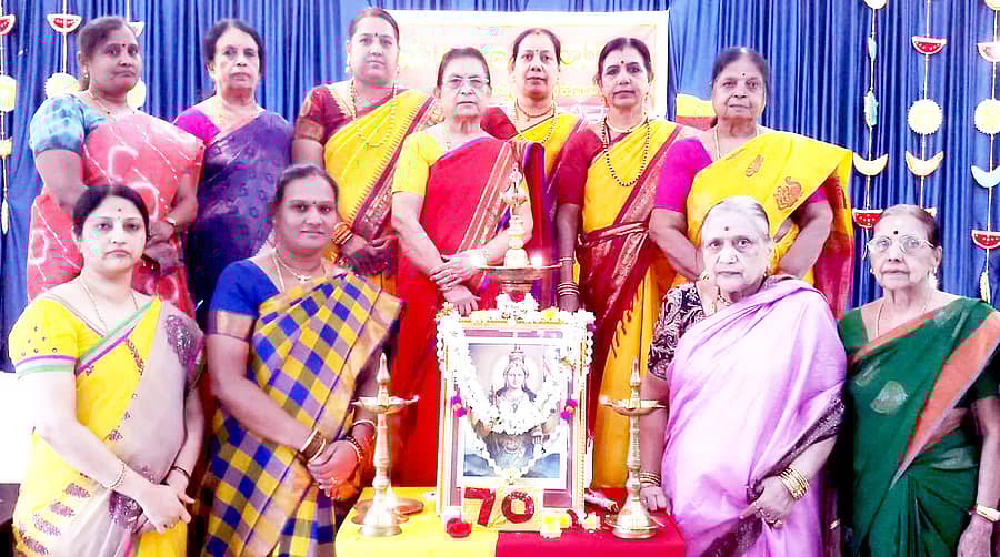 ತುಮಕೂರಿನಲ್ಲಿ ಈಚೆಗೆ ಮಹಿಳಾ ಸಮಾಜದಿಂದ ಕರ್ನಾಟಕ ರಾಜ್ಯೋತ್ಸವ ಆಚರಿಸಲಾಯಿತು. ಸಮಾಜದ ಉಷಾ ಅನಂತರಾಮಯ್ಯ, ಟಿ.ಎಸ್.ಶೀಲವತಿ, ಸುಭಾಷಿಣಿ ರವೀಶ್‌, ಶುಭಾ ರಮೇಶ್‌ ಮೊದಲಾದವರು ಪಾಲ್ಗೊಂಡಿದ್ದರು