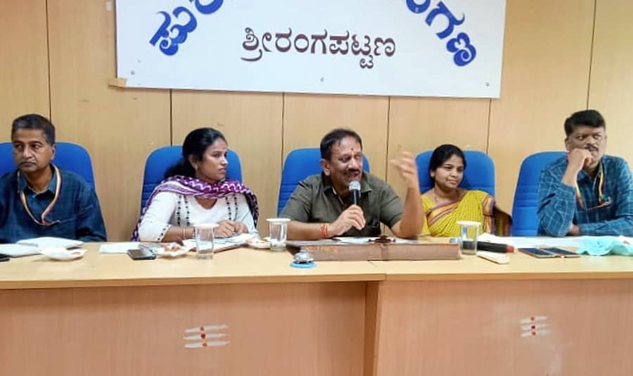 ಶ್ರೀರಂಗಪಟ್ಟಣ ಪುರಸಭೆ ಕಚೇರಿ ಸಭಾಂಗಣದಲ್ಲಿ ಶನಿವಾರ ನಡೆದ ಅಧಿಕಾರಿಗಳ ಸಭೆಯಲ್ಲಿ ಶಾಸಕ ರಮೇಶ ಬಂಡಿಸಿದ್ದೇಗೌಡ ಮಾತನಾಡಿದರು