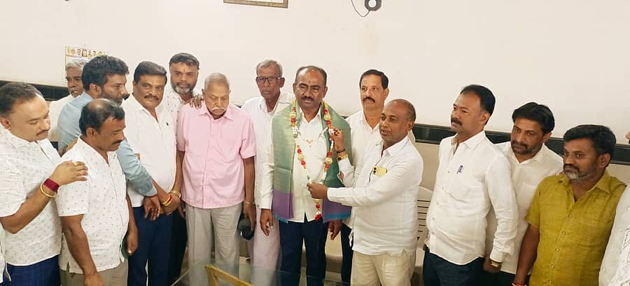 ಹೇಮಾವತಿ ನೀರು ಮಾಗಡಿಗೆ ಹರಿದ ಹಿನ್ನೆಲೆಯಲ್ಲಿ ಮಾಜಿ ಶಾಸಕ ಎ.ಮಂಜುನಾಥ್ ಅವರಿಗೆ ಜೆಡಿಎಸ್ ಬೆಂಬಲಿಗರು ಹಾರ ಹಾಕಿ ಅಭಿನಂದನೆ ಸಲ್ಲಿಸಿದರು