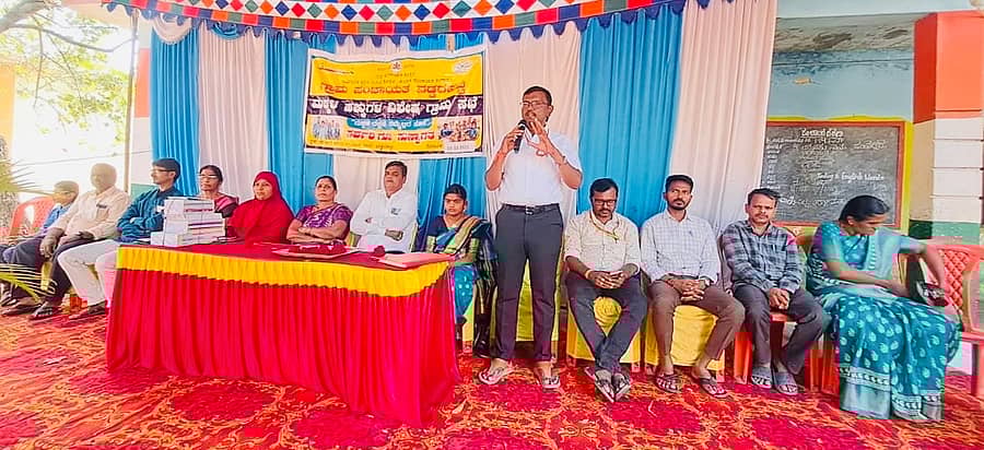 ಗಂಗಾವತಿ ತಾಲ್ಲೂಕಿನ ವಡ್ಡರಹಟ್ಟಿ ಗ್ರಾಮದ ಸರ್ಕಾರಿ ಹಿರಿ ಯ ಪ್ರಾಥಮಿಕ ಶಾಲೆ ಆವರಣದಲ್ಲಿ ಗ್ರಾಪಂ ವತಿಯಿಂದ ಮಂಗಳವಾರ ಹಮ್ಮಿಕೊಂಡ ಮಕ್ಕಳ ಹಕ್ಕುಗಳ ವಿಶೇಷ ಗ್ರಾಮಸಭೆಯಲ್ಲಿ ಪಿಡಿಓ ಸುರೇಶ ಚಲುವಾದಿ ಮಾತನಾ ಡಿದರು.