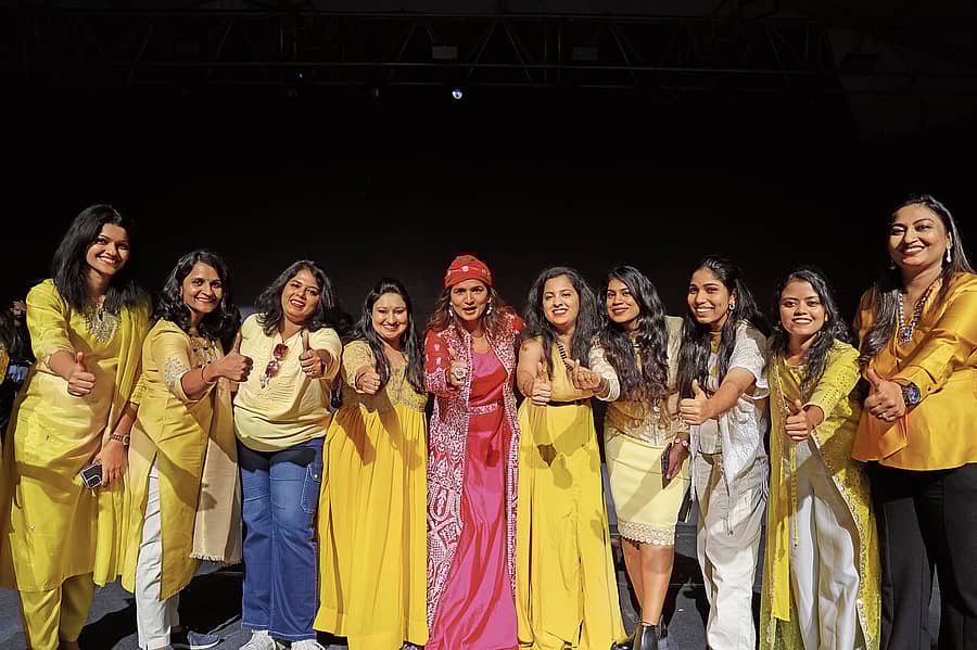 ಜನನಿ ಬ್ಯಾಂಡ್ ತಂಡದೊಂದಿಗೆ ಶಮಿತಾ ಮಲ್ನಾಡ್