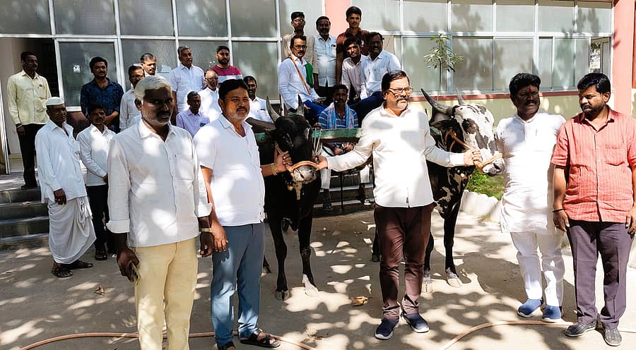 ಅಫಜಲಪುರ ಪಟ್ಟಣದಲ್ಲಿ ಗುರುವಾರ ಸ್ವಾಭಿಮಾನಿ ಕಬ್ಬು ಬೆಳೆಗಾರರ ಆಯ್ಕೆ ಹೋರಾಟ ಸಮಿತಿಯವರು ರೈತರ ಹಬ್ಬವನ್ನು ಆಚರಿಸುವುದಕ್ಕಾಗಿ ಈಚೆಗೆ ಎತ್ತಿನ ಬಂಡಿಯಲ್ಲಿ ಕುಳಿತು ಕಾರ್ಯಕ್ರಮಗಳ ಸಿದ್ಧತೆಗೆ ಚಾಲನೆ ನೀಡಿದರು