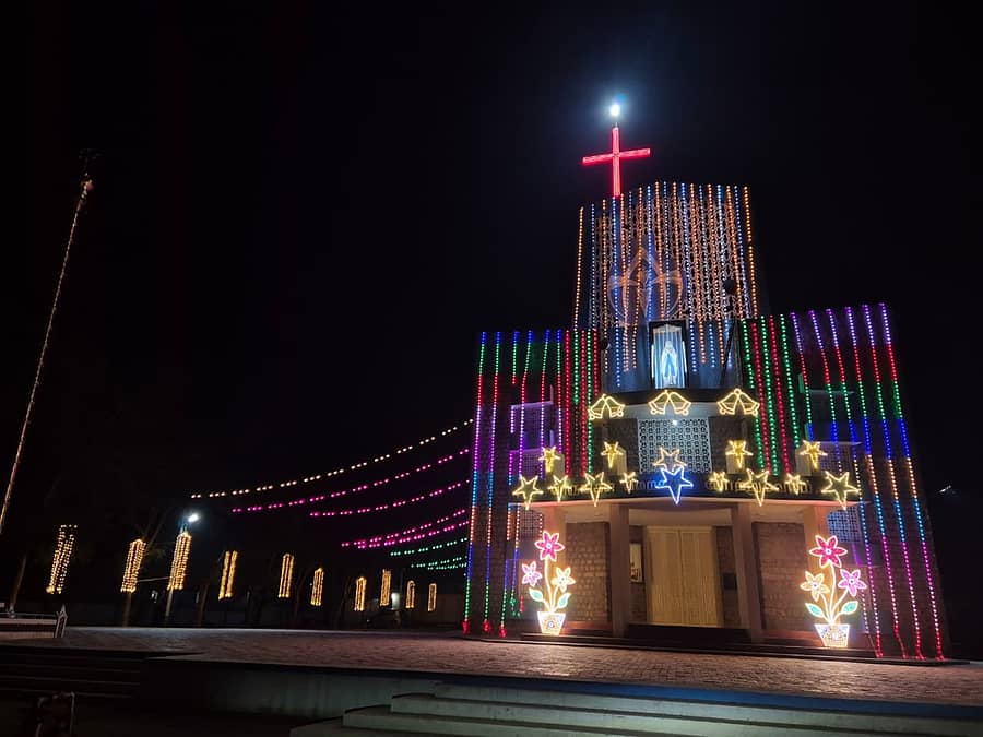 ಹನೂರು ತಾಲ್ಲೂಕಿನ ಮಾರ್ಟಳ್ಳಿಯ ಚರ್ಚ್ ಕ್ರಿಸ್ಮಸ್ ಹಬ್ಬದ ಪ್ರಯುಕ್ತ ವಿದ್ಯುತ್ ದೀಪಾಲಂಕಾರದಿಂದ ಸಿಂಗಾರಗೊಂಡಿರುವುದು