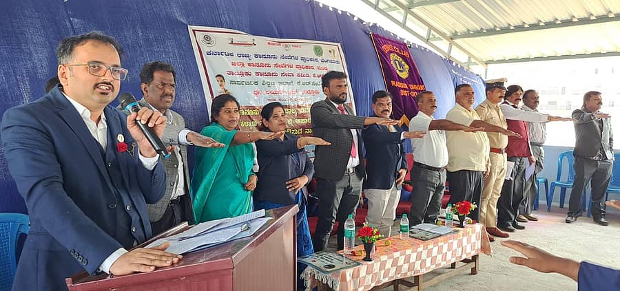 ಕೆ.ಆರ್.ಪೇಟೆ ಪಟ್ಟಣದ ಕೆಪಿಎಸ್ ಶಾಲೆಯಲ್ಲಿ ನಡೆದ ಬಾಲ್ಯ ವಿವಾಹ ನಿಷೇಧ ಹಾಗೂ ಆಹಾರ ಸಂರಕ್ಷಣೆ ಕುರಿತು ಆಯೋಜಿಸಿದ್ದ ಜಾಗೃತಿ ಕಾರ್ಯಕ್ರಮದಲ್ಲಿ ಡಾ: ಎಂ.ಬಿ ಲೋಹಿತ್ ಪ್ರತಿಜ್ಞಾವಿಧಿ ಬೋದಿಸಿದರು.