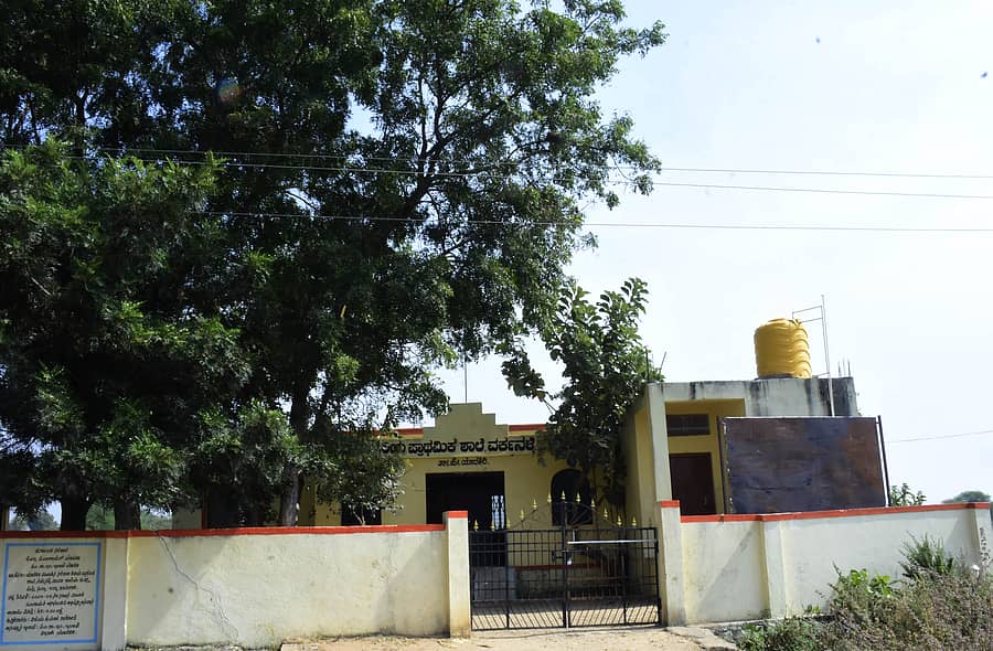 ಯಾದಗಿರಿ ತಾಲ್ಲೂಕಿನ ವರ್ಕನಳ್ಳಿ ತಾಂಡಾದ ಸರ್ಕಾರಿ ಕಿರಿಯ ಪ್ರಾಥಮಿಕ ಶಾಲಾ ಕಟ್ಟಡದ ಮೇಲೆ ಹಾದು ಹೋಗಿರುವ ವಿದ್ಯುತ್ ತಂತಿ  ಪ್ರಜಾವಾಣಿ ಚಿತ್ರ: ರಾಜಕುಮಾರ ನಳ್ಳಿಕರ 