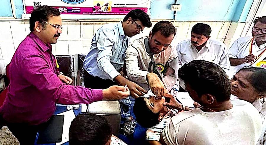 ಸಂಡೂರು ಪಟ್ಟಣದ ತಾಲ್ಲೂಕು ಆಸ್ಪತ್ರೆಯಲ್ಲಿ ತಹಶೀಲ್ದಾರ್ ಅನಿಲ್ ಕುಮಾರ್ ಜಿ. ಅವರು ಮಗುವಿಗೆ ಲಸಿಕೆ ಹಾಕಿದರು 