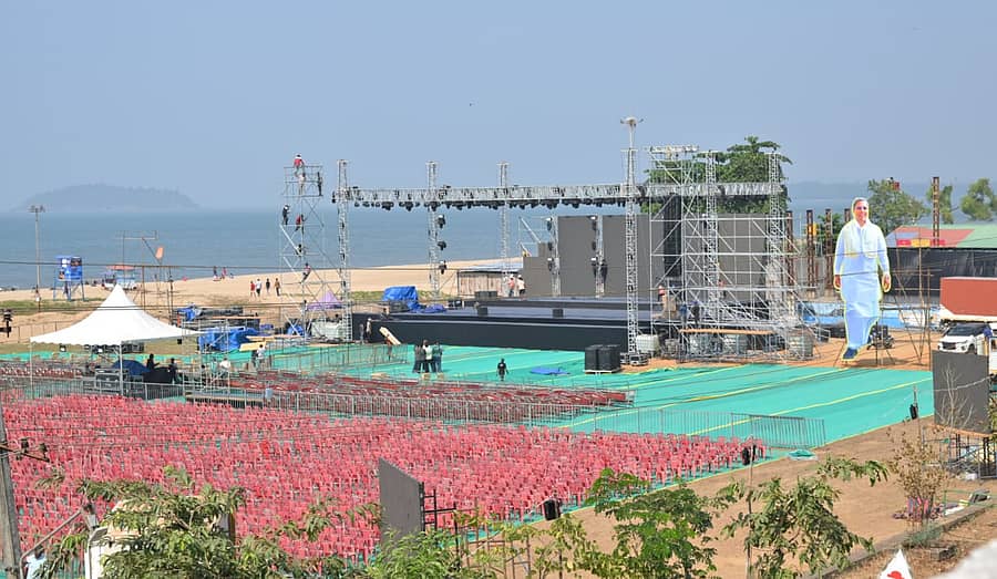 ಕರಾವಳಿ ಉತ್ಸವದ ಸಾಂಸ್ಕೃತಿಕ ಕಾರ್ಯಕ್ರಮಗಳಿಗೆ ಕಾರವಾರದ ಟ್ಯಾಗೋರ್ ಕಡಲತೀರದಲ್ಲಿ ಬೃಹತ್ ವೇದಿಕೆ ನಿರ್ಮಿಸಿ, ಆಸನಗಳನ್ನು ಹಾಕಲಾಗಿದೆ 