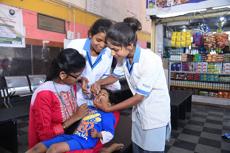 ಹಾವೇರಿ ಬಸ್‌ ನಿಲ್ದಾಣದಲ್ಲಿ ಆರೋಗ್ಯ ಸಿಬ್ಬಂದಿ ಮಗುವಿಗೆ ಭಾನುವಾರ ಪೋಲಿಯೊ ಲಸಿಕೆ ಹಾಕಿದರು