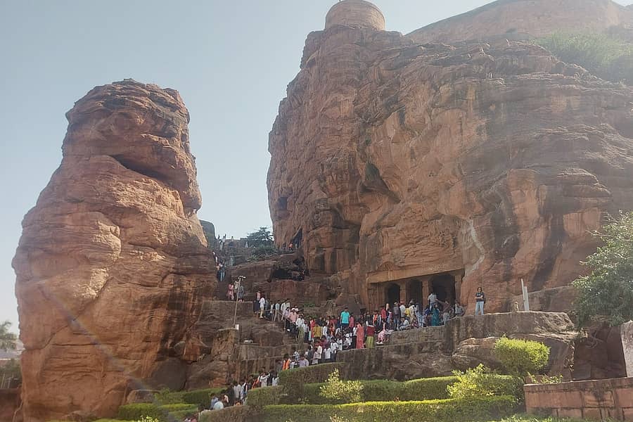ಬಾದಾಮಿ ಗುಹಾಂತರ ದೇವಾಲಯಗಳನ್ನು ಪ್ರವಾಸಿಗರು ಸಂಭ್ರಮದಿಂದ ವೀಕ್ಷಿಸಿದರು