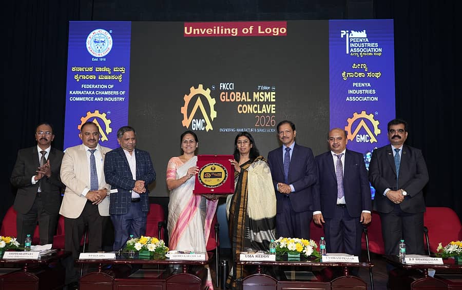 ಕರ್ನಾಟಕ ವಾಣಿಜ್ಯ ಮತ್ತು ಕೈಗಾರಿಕಾ ಮಹಾಸಂಸ್ಥೆ ಆಯೋಜಿಸಿದ್ದ ಕಾರ್ಯಕ್ರಮದಲ್ಲಿ ಗ್ಲೋಬಲ್ ಎಂಎಸ್ಎಂಇ ಸಮಾವೇಶ 2026ರ ಲಾಂಛನವನ್ನು ಶೋಭಾ ಕರಂದ್ಲಾಜೆ ಮತ್ತು ಉಮಾರೆಡ್ಡಿ ಅನಾವರಣಗೊಳಿಸಿದರು.
