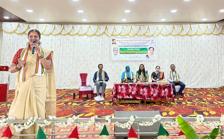 ಕನಕಗಿರಿಯ ರಂಭಾಪುರಿ ಕಲ್ಯಾಣ ಮಂಟಪದಲ್ಲಿ ಶ್ರೀ ಧರ್ಮಸ್ಥಳ ಗ್ರಾಮೀಣಾಭಿವೃದ್ಧಿ ಯೋಜನೆ ವತಿಯಿಂದ ಭಾನುವಾರ ನಡೆದ ಮಹಿಳಾ ವಿಚಾರಗೋಷ್ಠಿಯಲ್ಲಿ ಕಾರಟಗಿಯ ಶಿಕ್ಷಕಿ ಅನ್ನಪೂರ್ಣ ಮಾತನಾಡಿದರು